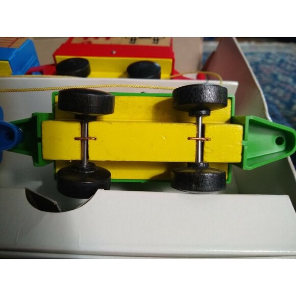 NEVER PLAYED VINTAGE PLAYSKOOL AIRPORT BAGGAGE TRAIN TOY IN ORIGINAL BOX - Picture 4 of 10